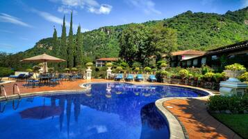 Alberca al aire libre y camastros