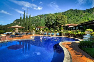 Una piscina al aire libre, tumbonas