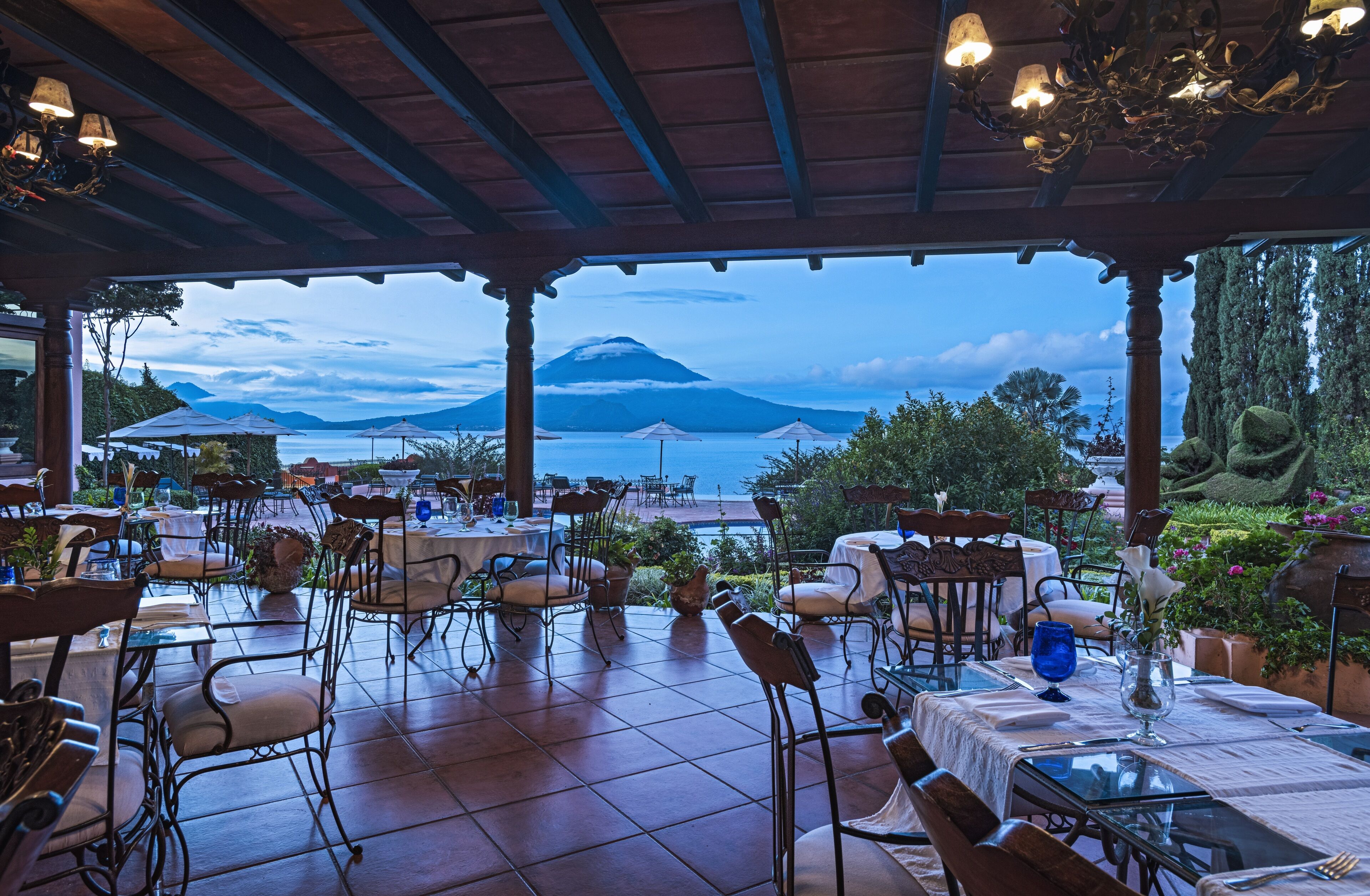 breakfast, lunch, dinner served; international cuisine