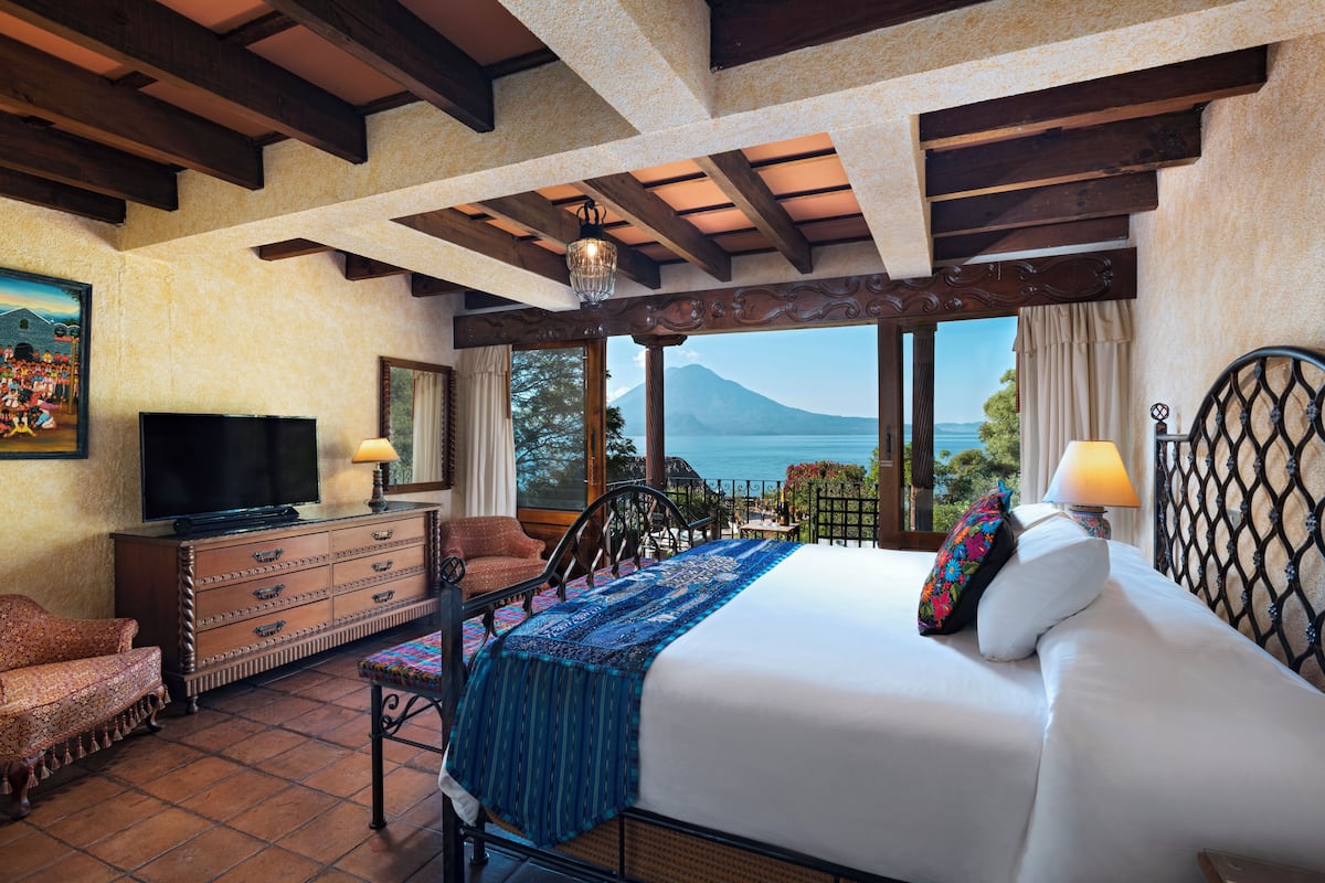 comfort room, 1 king bed, lake view | 1 bedroom, premium bedding, in-room safe, soundproofing