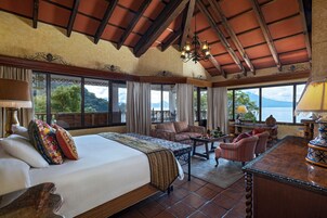 Suite Premium, vistas al lago | Ropa de cama de alta calidad, caja fuerte, sistema de insonorización