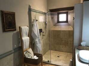 Suite Standard | Salle de bain | Douche, articles de toilette de luxe, sèche-cheveux, chaussons