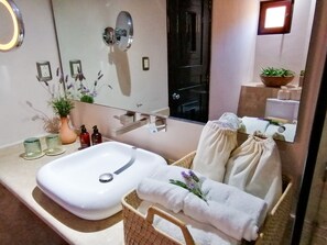 Deluxe Suite | Bathroom