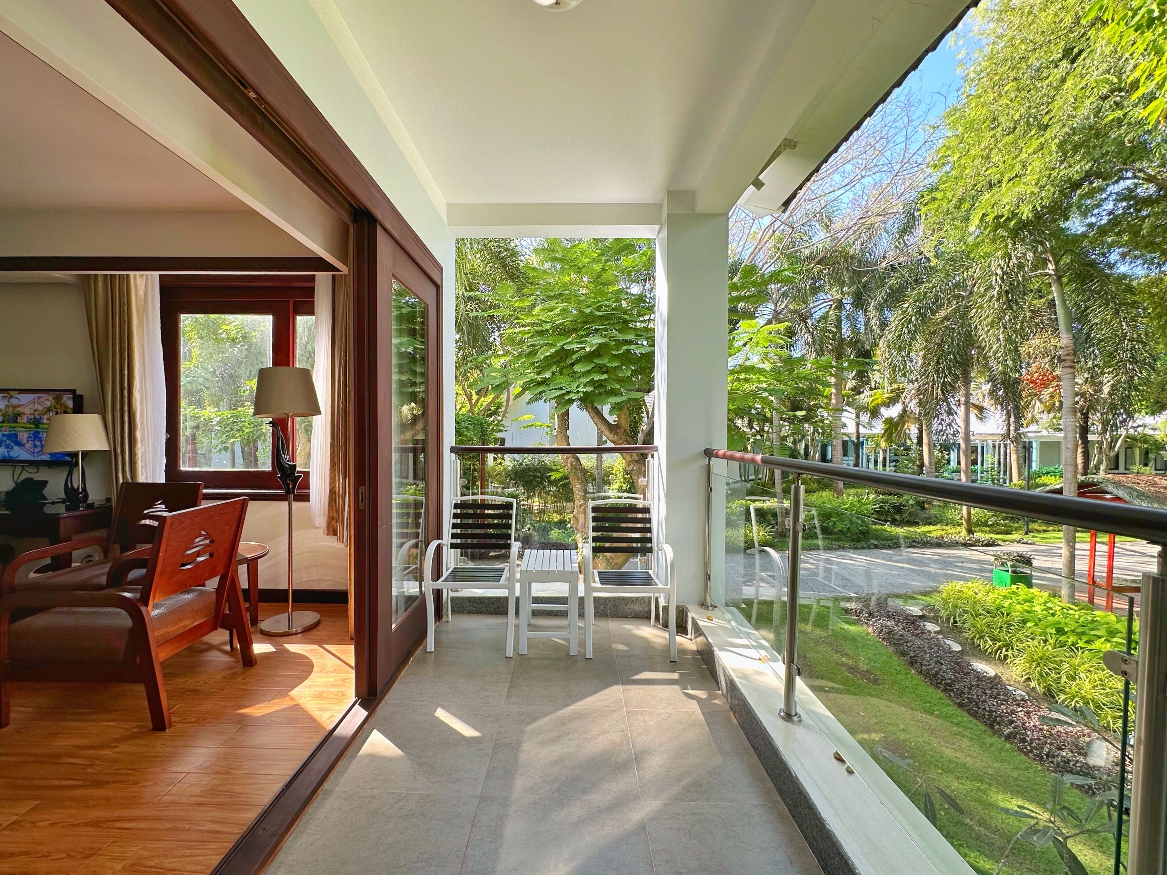 deluxe double room, garden view | in-room safe, individually decorated, individually furnished, desk