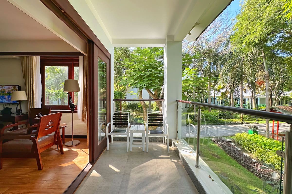 deluxe double room, garden view | in-room safe, individually decorated, individually furnished, desk