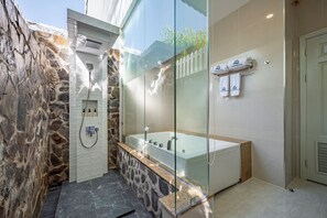 Deluxe Bungalow, Pool View | Bilik Mandi | Kelengkapan dandanan diri percuma, pengering rambut, jubah mandi 