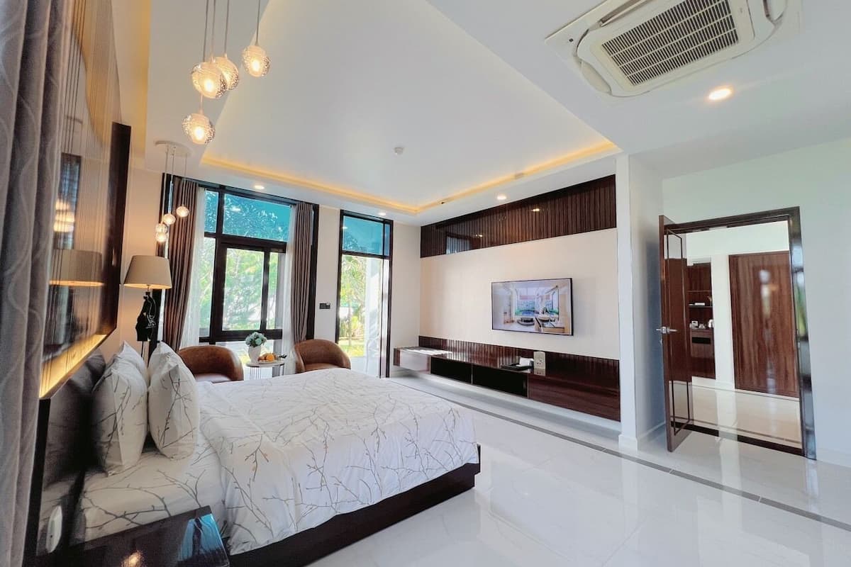 family suite, 2 bedrooms, sea view | in-room safe, individually decorated, individually furnished, desk