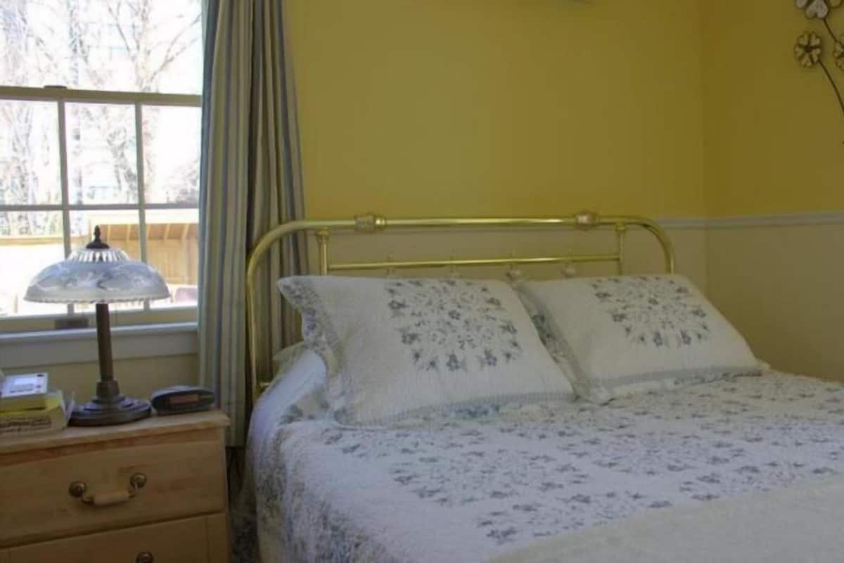 Room, 1 Queen Bed | Desk, blackout drapes, iron/ironing board, rollaway beds