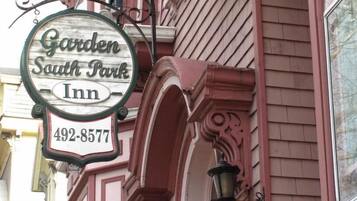A sign for Garden South Park Inn with a phone number 492-8577.