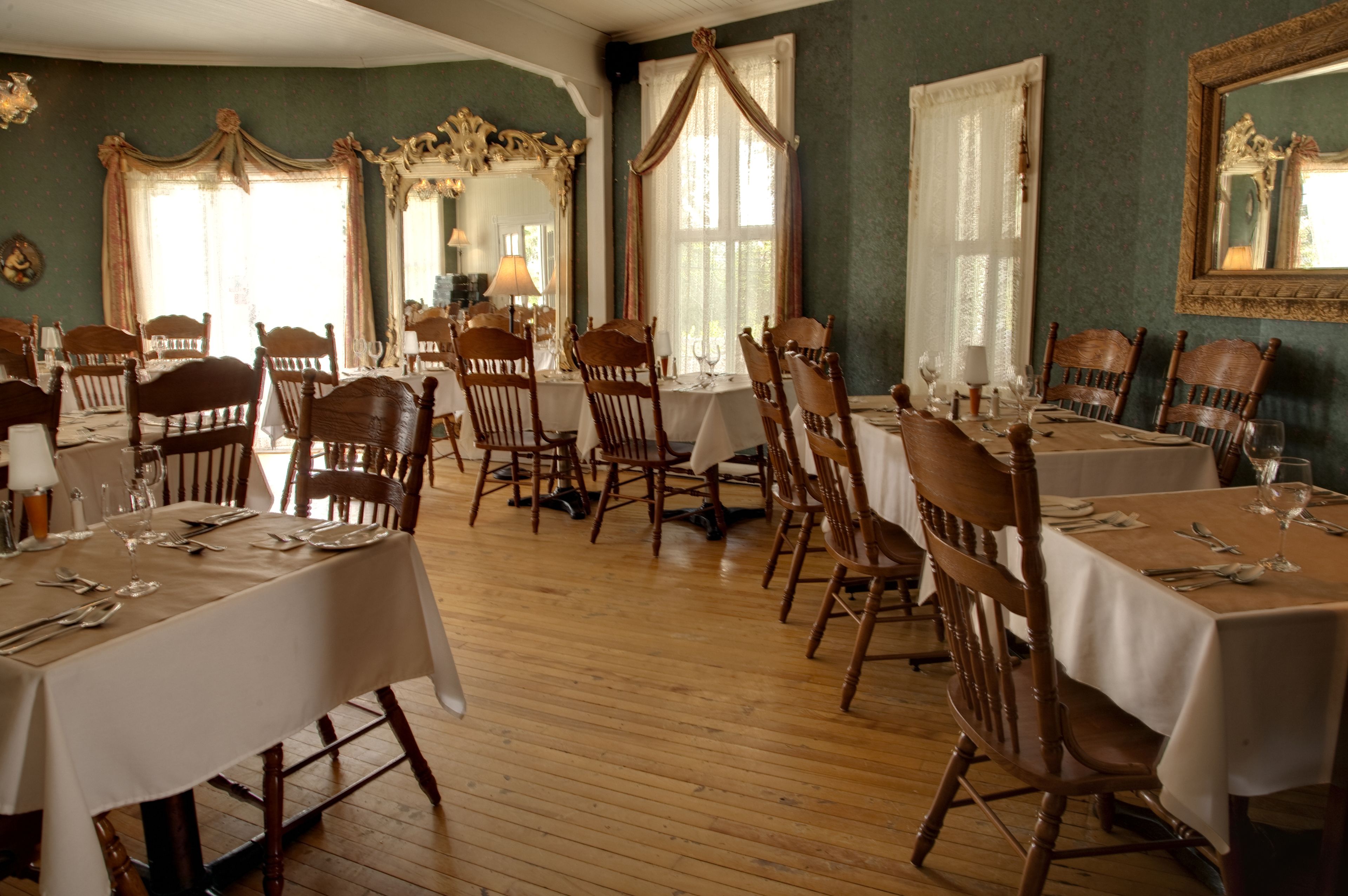 Phục vụ bữa tối, món Pháp, nhìn ra biển 