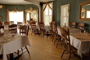 Se sirven cenas y cocina francesa; con vista al mar