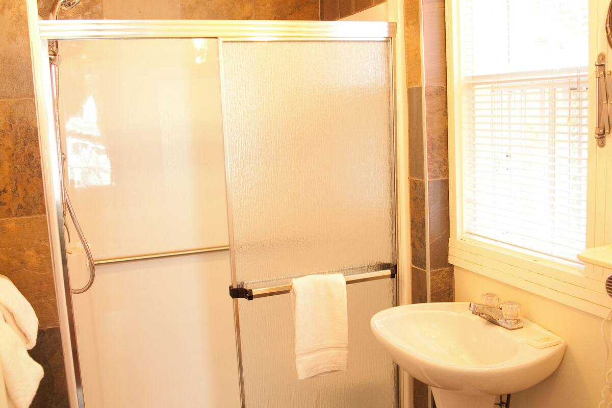 comfort room, 1 queen bed (6-course dinner & hot tub included) | bathroom | separate bathtub and shower, jetted bath, rainfall showerhead