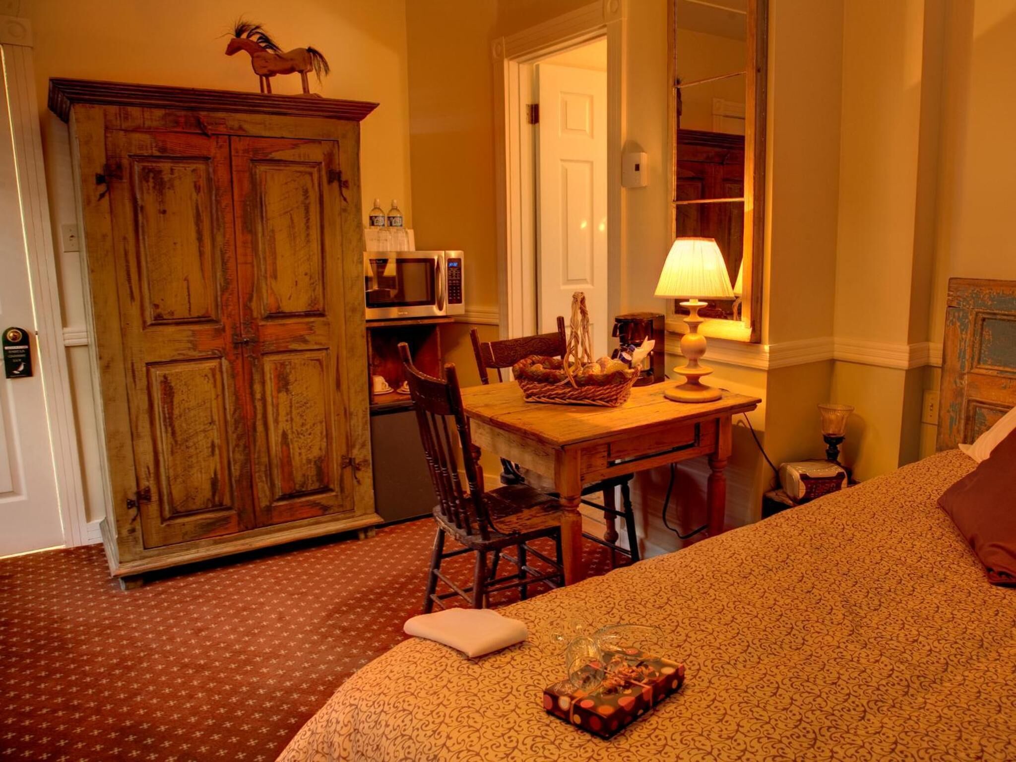 comfort room, 1 queen bed (6-course dinner & hot tub included) | 1 bedroom, blackout curtains, soundproofing, iron/ironing board