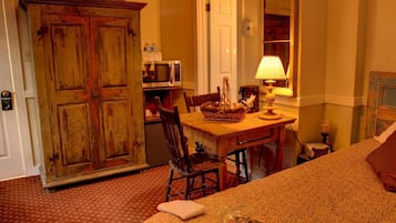 Chambre Confort, 1 grand lit (Souper 6 services & Bain à remous inclus) | 1 chambre, rideaux d’obscurcissement, système d’insonorisation
