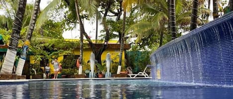 4 piscinas externas, funciona das 8h às 22h, guarda-sóis