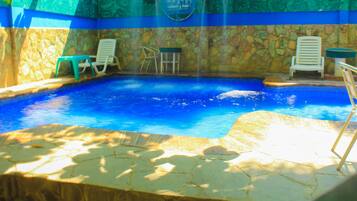 4 ๊ฐ์ ์ผ์ธ ์์์ฅ, 08:00 ~ 22:00 ์คํ, ์์์ฅ ํ๋ผ์, ์ผ๊ด์ ์์