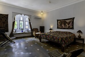Individually decorated, individually furnished, free WiFi, bed sheets - Hibiscus (Udaipur)