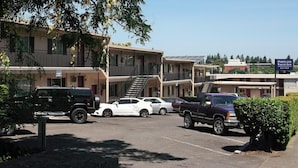 Parking - Portland Value Inn & Suites  (Portland)