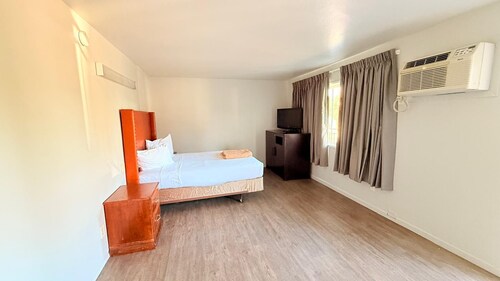 Portland Value Inn & Suites Near PDX Airport