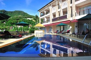 Ulkouima-allas, aurinkovarjoja, aurinkotuoleja