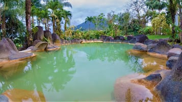 Una piscina al aire libre, tumbonas