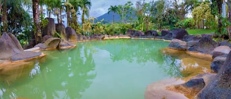 Piscine extérieure, chaises longues