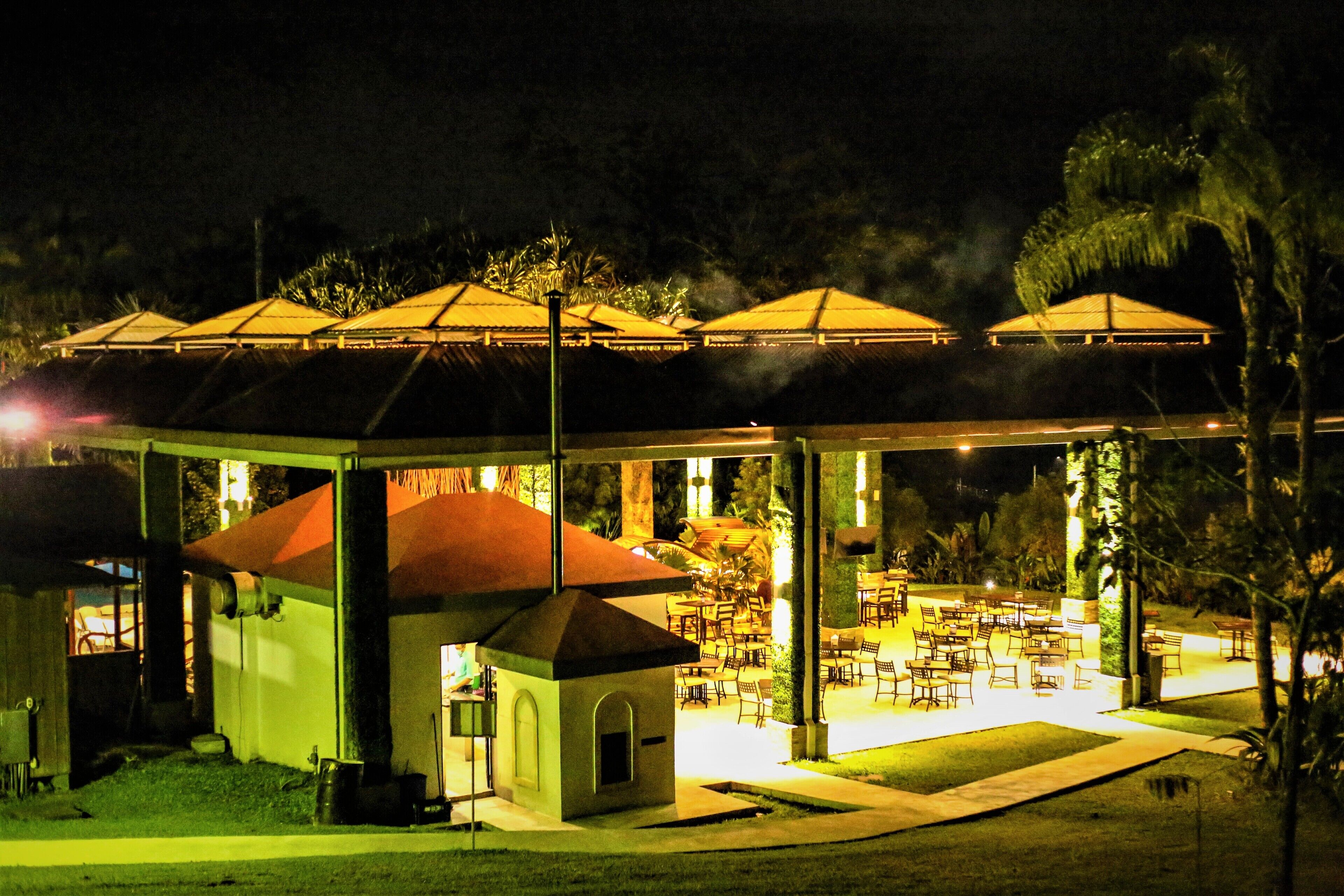 2 nhà hàng, phục vụ bữa sáng, bữa trưa, món ăn mang phong cách quốc tế 