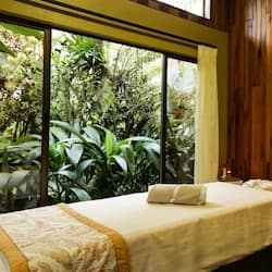 Salas de tratamiento para parejas, un sauna, una bañera de hidromasaje