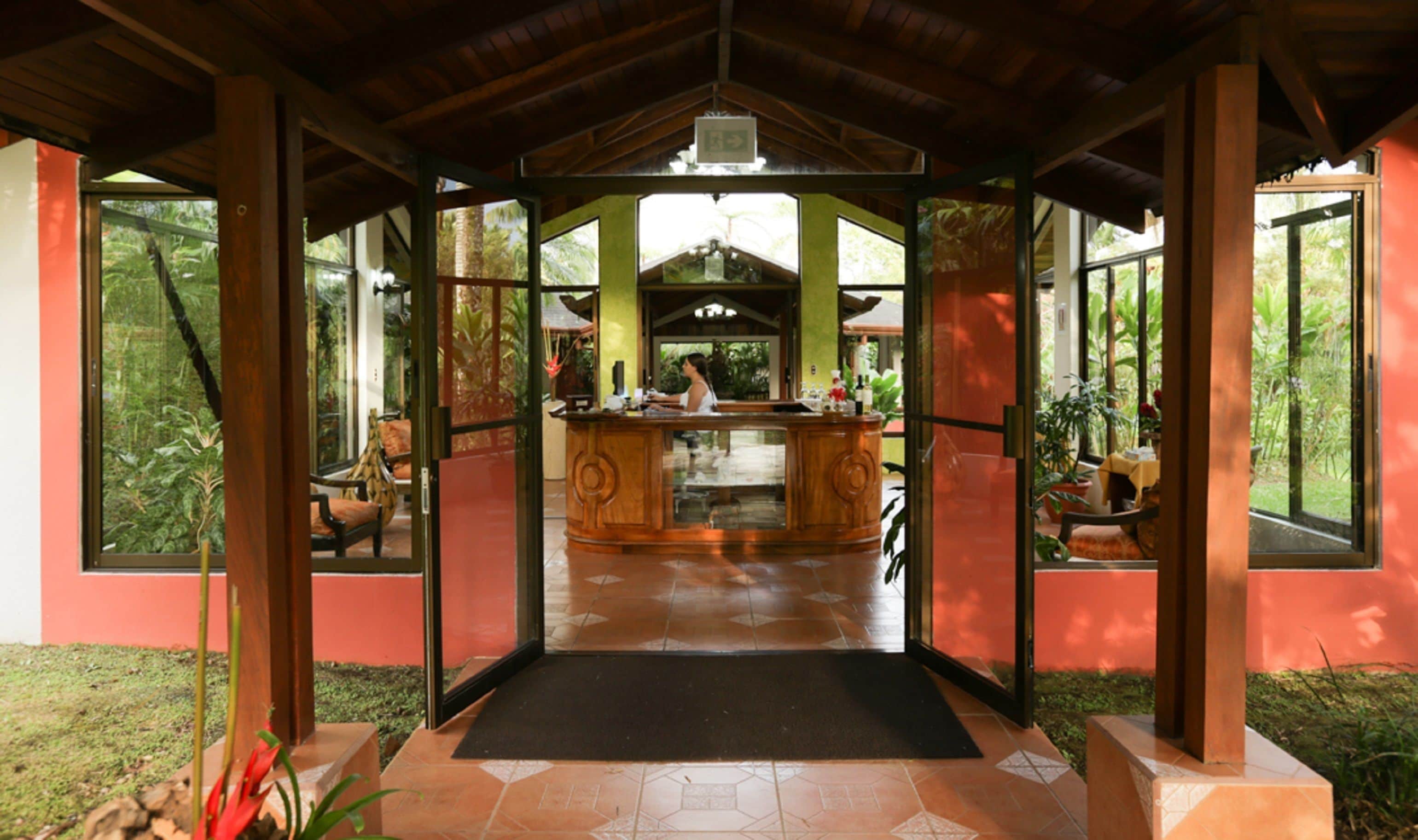 Un espacio al aire libre techado con una recepción, ventanas amplias y suelo de baldosas.