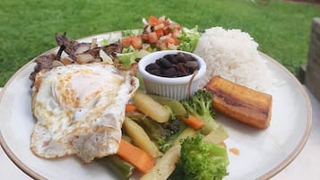 2 restaurantes; se sirve desayuno, almuerzo y cena; cocina internacional