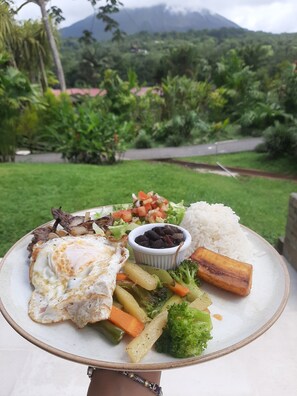 2 restaurants, breakfast, lunch, dinner served; international cuisine 