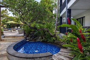 Una piscina al aire libre, tumbonas