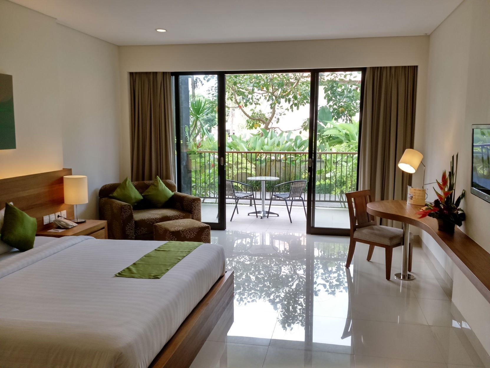 Premium bedding, in-room safe, desk, soundproofing
