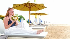 Beach nearby, white sand, beach shuttle, sun-loungers - Taksu Sanur Hotel (Denpasar)