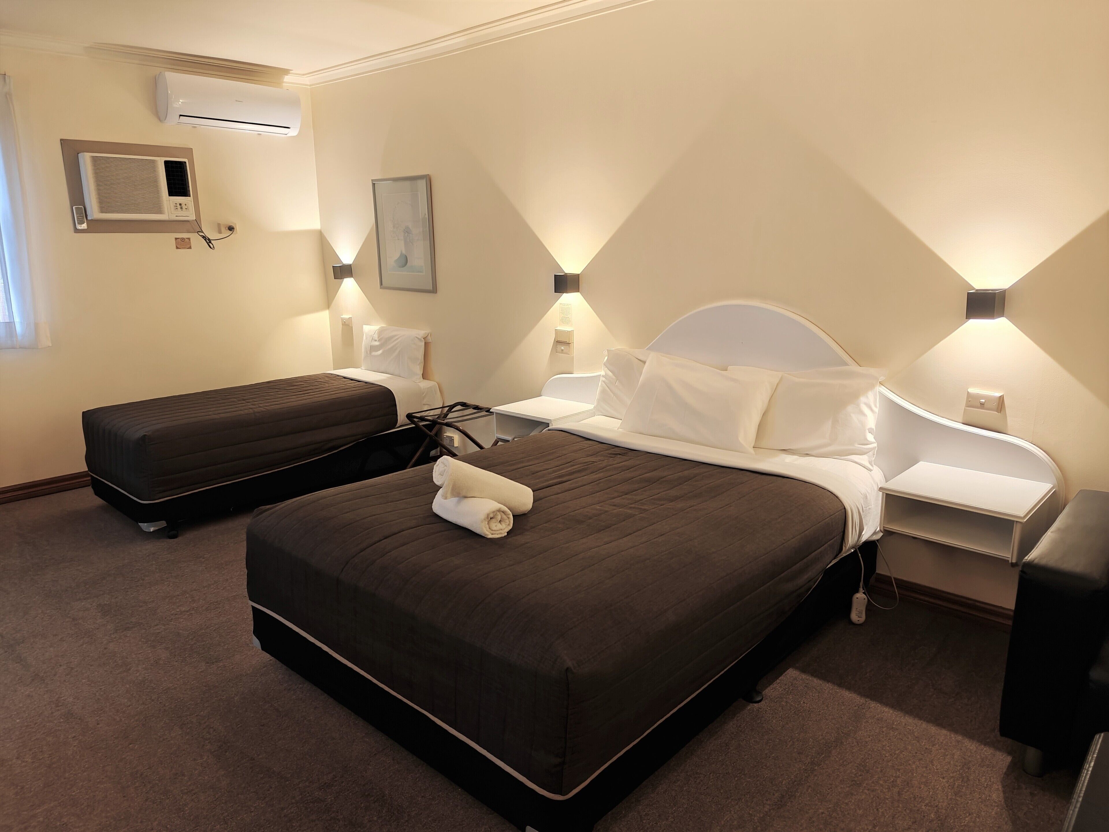 Twin Spa Room | Individually furnished, desk, blackout drapes, soundproofing