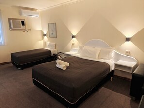 舒適三人房, 多張床 | 獨特裝修、書桌、遮光窗簾/窗簾、隔音