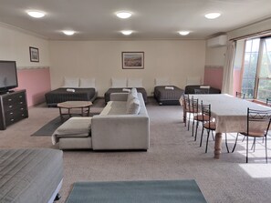 Rom – premier, flere senger, hageutsikt | Individuelt innredet, skrivebord, blendingsgardiner og lydisolert