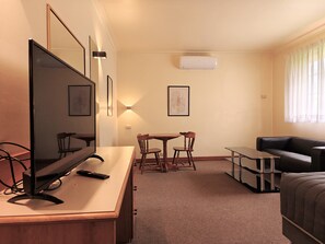 Estudio, 1 cama Queen size, hidromasaje | Muebles diferentes, escritorio, cortinas blackout y insonorización