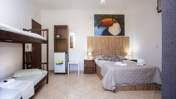 Quarto Quadruplo com Varanda | 2 quartos, cofres nos quartos, individualmente decorados