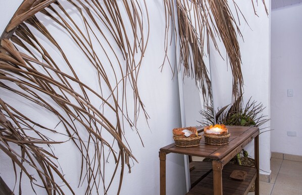 Caja de seguridad en la habitación y decoración personalizada