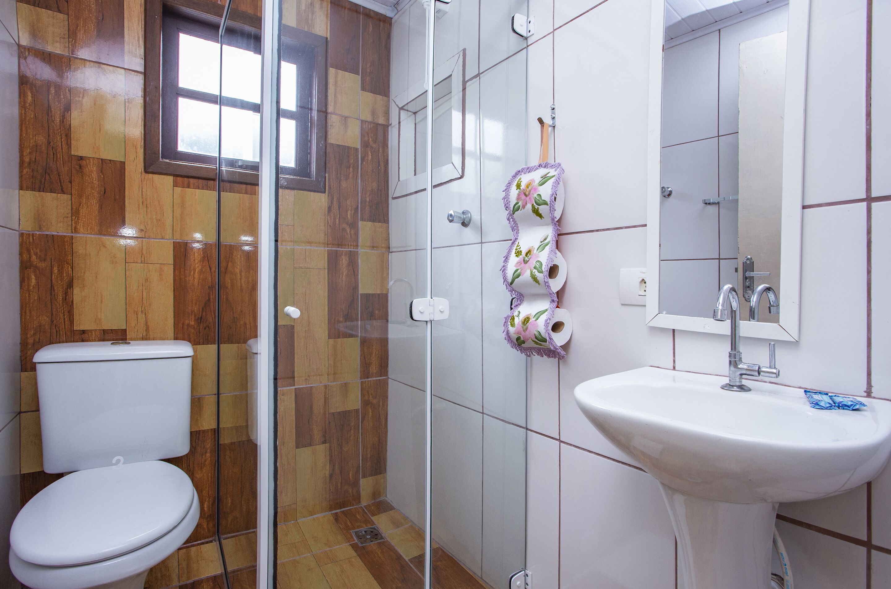 Une salle de bain comprenant des toilettes, un lavabo et un espace douche.