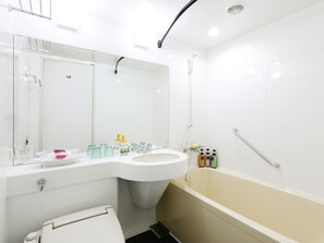Combined shower/bathtub, free toiletries, hair dryer, slippers