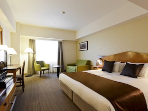 Edredones de plumas, escritorio, cortinas opacas y wifi gratis