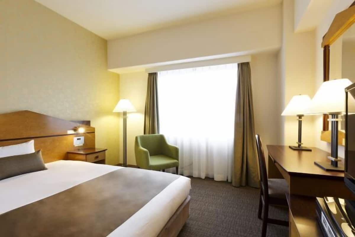 Down duvets, desk, blackout curtains, free WiFi