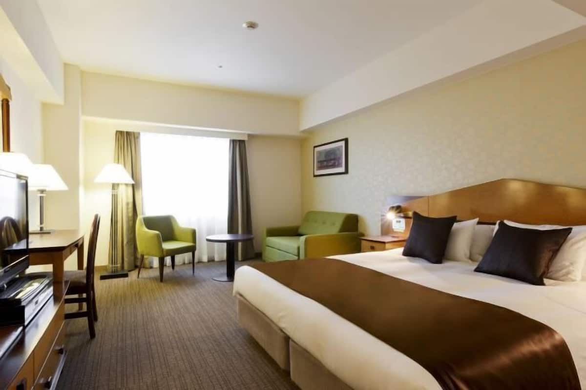 Down duvets, desk, blackout curtains, free WiFi