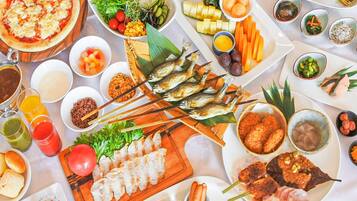 Daily buffet breakfast (JPY 1800 per person)