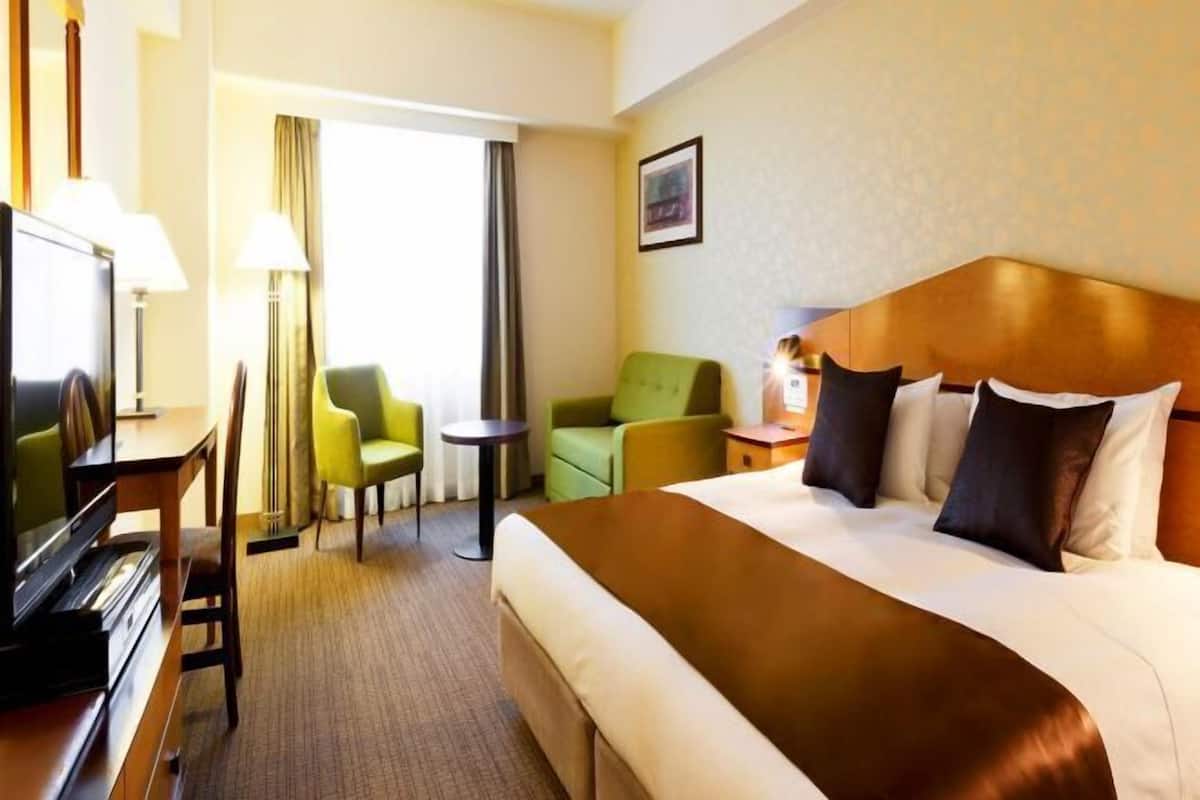 Down duvets, desk, blackout curtains, free WiFi