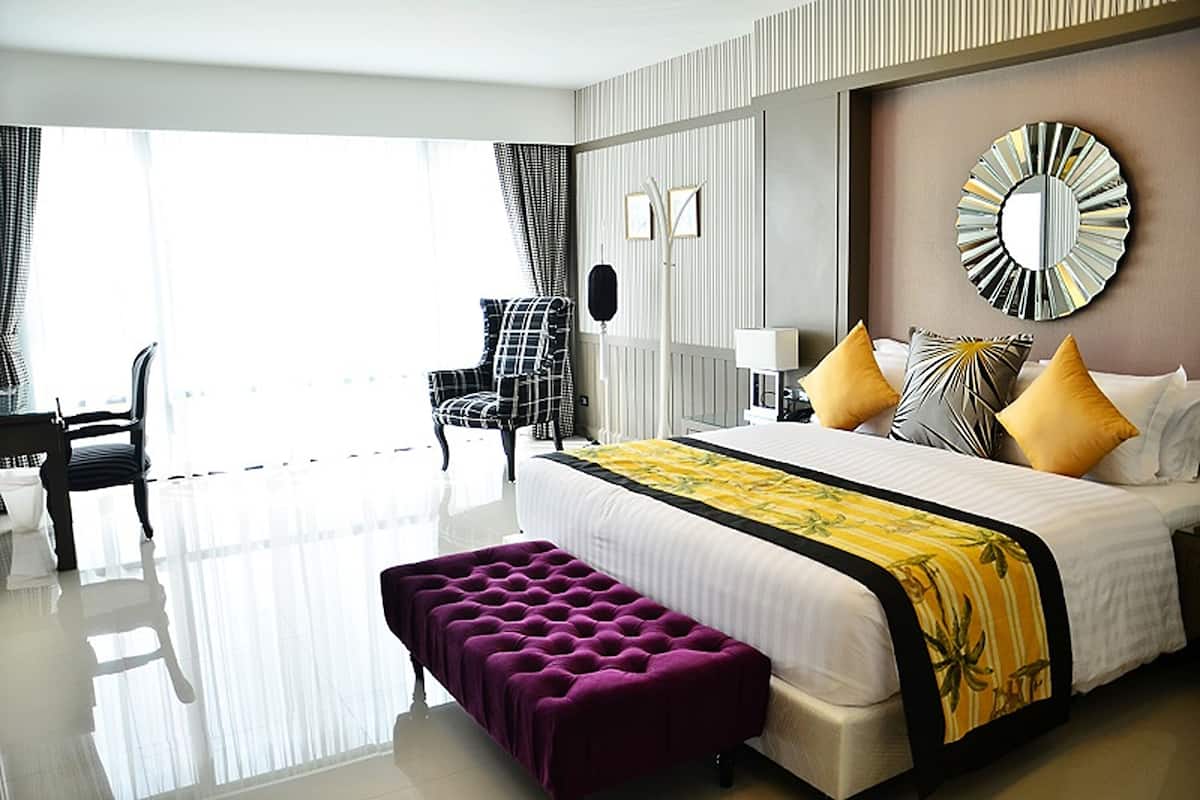 The Par Suite | In-room safe, blackout curtains, free WiFi, bed sheets