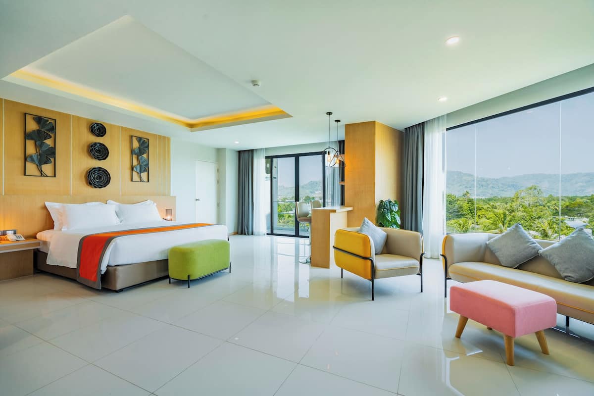 Junior Suite | In-room safe, blackout drapes, free WiFi, bed sheets