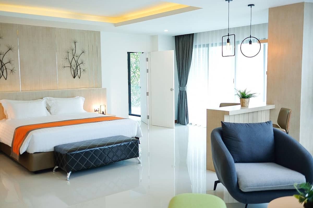 Junior Suite | In-room safe, blackout curtains, free WiFi, bed sheets